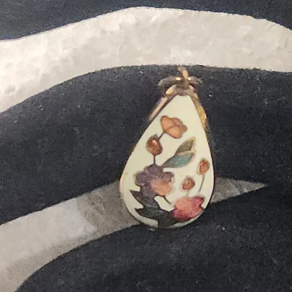Vintage Floral Cloisonne Enamel Teardrop Pendant‎ Gold Tone Cream White Charm